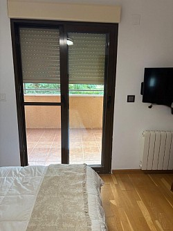 Reparación, pintura en habitación y cambio de puerta de acceso a terraza